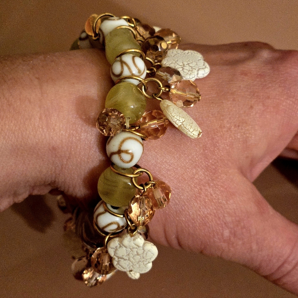 Joan Rivers rose gold,& olive green glass bead & charm stretch bracelet - Picture 5 of 11